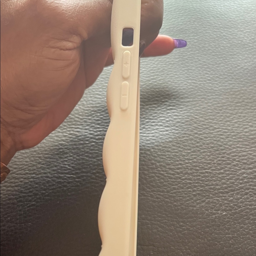 DC Cream Textured Phone Case - Picture 4 of 5